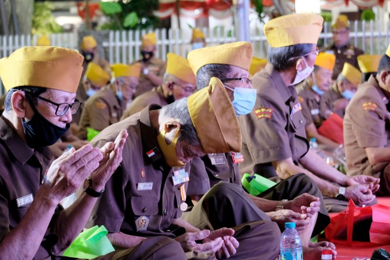 Para veteran saat menghadiri malam tasyakuran HUT ke-77 RI di Rumah Wali Kota Surabaya pada Selasa (16/8/2022) malam