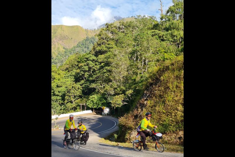 Empat pesepeda berusia di atas 60 tahun asal Kota Bandung, Jawa Barat, menuntaskan bersepeda keliling Pulau Lombok, Nusa Tenggara Barat selama empat hari dari 10 Agustus sampai 14 Agustus 2022.