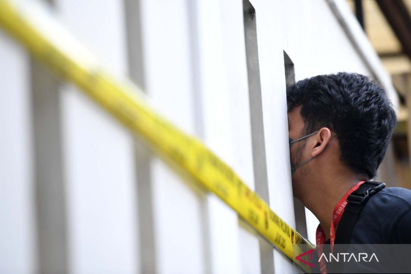 Caption Foto :  Wartawan mengintip ke dalam rumah dinas Kadiv Propam nonaktif Irjen Pol Ferdy Sambo dari luar pagar yang dipasangi garis polisi saat pra-rekonstruksi kasus yang menewaskan Brigadir Nopryansah Yosua Hutabarat atau Brigadir J di Kompleks Pol
