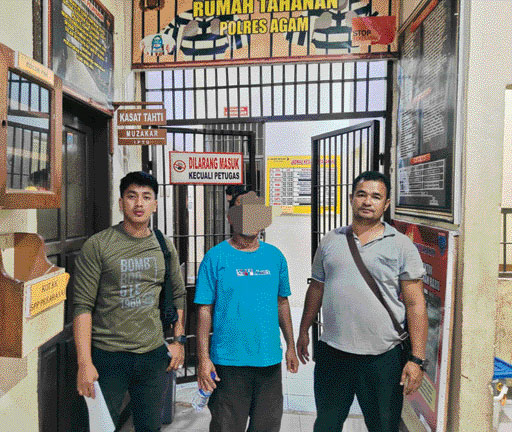 Caption:Tim buru sergap Satreskrim Polsek Tanjungmutiara membawa oknum satpam ke Mapolsek untuk menjalani pemeriksaan hukum terkait perkara judi togel online yang menimpanya.