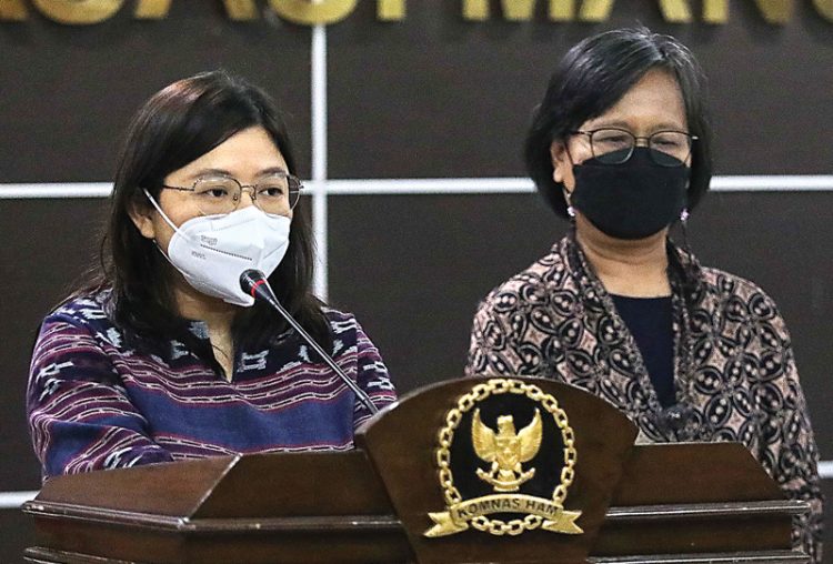 Caption: Ketua Komnas Perempuan Andy Yentriyani (kiri) didampingi Komisioner Komnas HAM Sandrayati Moniaga menyampaikan keterangan pers di Kantor Komnas HAM, Jakarta.