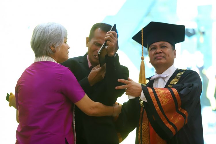 Caption: Ayah almarhum Brigadir Nopriyansyah Yosua Hutabarat alias Brigadir J, Samuel Hutabarat saat mewakili wisuda dan penerimaan ijazah Brigadir J di Kampus Universitas Terbuka (UT), Tangerang Selatan, Banten, Selasa (23/8).