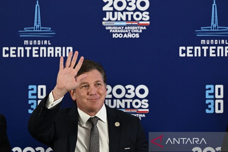 Caption Foto : Presiden Konfederasi Sepak Bola Amerika Selatan (CONMEBOL) Alejandro Dominguez saat menghadiri jumpa pers pencalonan Argentina, Chile, Uruguay, dan Paraguay sebagai tuan rumah bersama Piala Dunia 2030 di Stadion Centenario, Montevideo, Urug