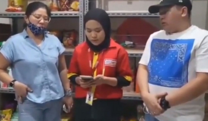 Kesepakatan damai kasus dugaan intimidasi di Mapolres Tangerang Selatan. Polres Tangsel menyatakan laporan yang dibuat manajemen Alfamart telah dicabut dan pihak terlapor yakni M yang diwakili anaknya mengakui kesalahannya dengan mencuri cokelat dan shamp