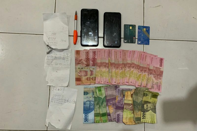 Caption Foto : Barang bukti judi Online yang disita Polisi dari para pelaku