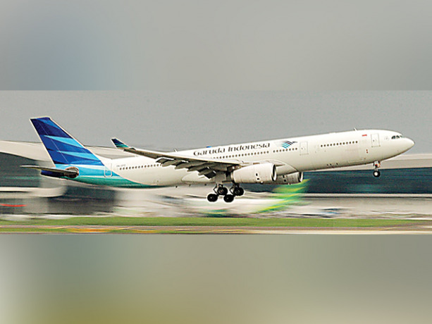 Caption: Tampak sebuah pesawat milik maskapai penerbangan Garuda Indonesia sedang lepas landas, meski Kementrian Perhubungan memberi lampu hijau kepada maskapai untuk menaikan harga tiket pesawat kelaas ekonomi namun pihak maskapai Garuda tidak melakukan