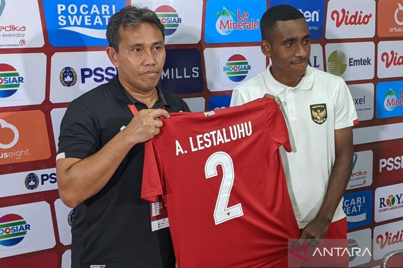 Pelatih tim nasional U-16 Indonesia Bima Sakti (kiri) dan kapten skuadnya Muhammad Iqbal Gwijangge membentangkan baju almarhum Alfin Lestaluhu usai laga pamungkas Grup A Piala AFF U-16 2022 kontra Vietnam di Stadion Maguwoharjo, Sleman, Yogyakarta, Sabtu