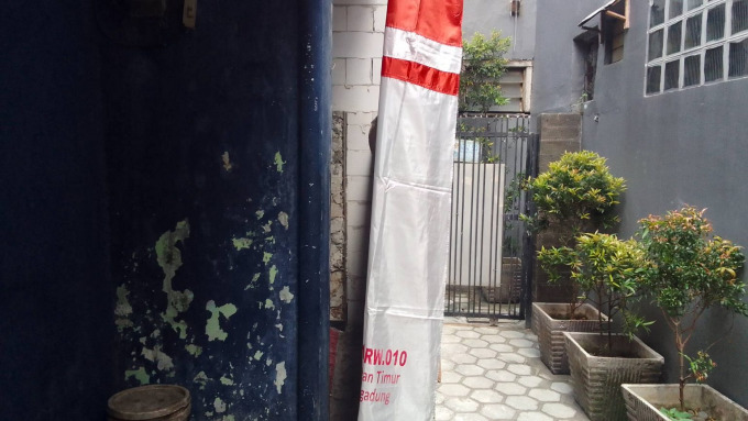 Caption: Akses jalan masuk ke rumah Asep bisa dilalui dengan cara berjalan menyamping, hal ini dikartenakan ketegangan dua keluarga di Pulogadung, Jakarta.