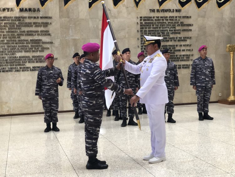 KSAL Laksamana TNI Yudo Margono menyerahkan bendera merah putih kepada petugas upacara pengibaran bendera di dasar laut. Bertepatan dengan HUT ke-77 Republik Indonesia.