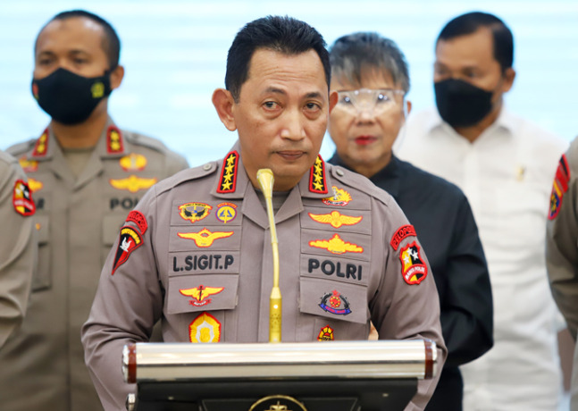 Kapolri Jenderal Pol Listyo Sigit Prabowo memberikan keterangan pers kepada awak media terkait penetapaan tersangka baru kasus dugaan penembakan Brigadir J di Mabes Polri, Jakarta, Selasa (9/8/2022). Timsus Polri  resmi menetapkan mantan Kadiv Propam Irje