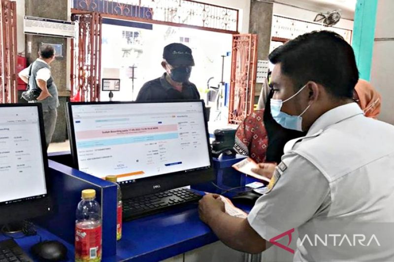 Caption Foto :  Petugas KAI Sumut memeriksa kelengkapan dokumen keberangkatan calon penumpang KA sebelum masuk ke Stasiun KA Medan, Selasa.