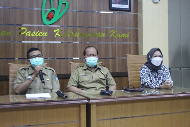 Caption: Tiga dokter RSUD Jombang saat konferensi pers, tidak benar bila pihak rumah sakit menolak operasi caesar.