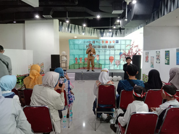 AWAL YANG BAIK: Kepala DP3AKB Jember Suprihandoko ketika meluncurkan program Kampung Remaja Sehat di Jember, Senin (1/8).