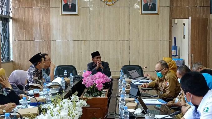 TELISIK SEBAB: Suasana rapat dengar pendapat antara Komisi D DPRD Jember dengan Dinkes Jember tentang rencana pemusnahan obat kedaluarsa.