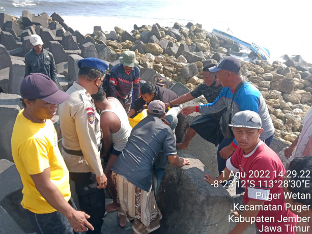 TAK TERTOLONG: Satu nelayan meninggal akibat kecelakaan laut di jalur Plawangan, Puger. Jalur keluar masuk perahu nelayan ini memang terkenal dengan keganasan ombaknya.