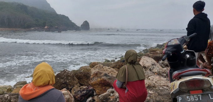 HARAP-HARAP CEMAS: Para istri nelayan menunggu kedatangan suami mereka dari melaut di area pemecah ombak di Pantai Pancer, Puger.