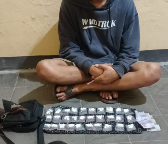 TERBUKTI: Polsek Tenggarang Bondowoso membekuk pengedar obat obatan tanpa izin resmi.