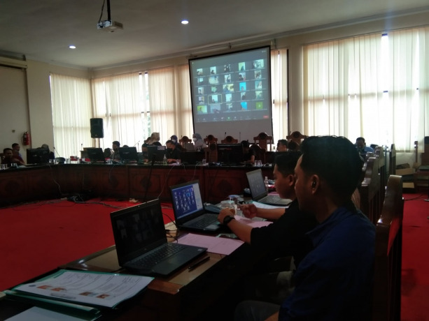 SERIUS: Sejumlah camaba Polije ketika mengikuti ujian mandiri di Gedung Asih Asah Asuh, Selasa (2/8).