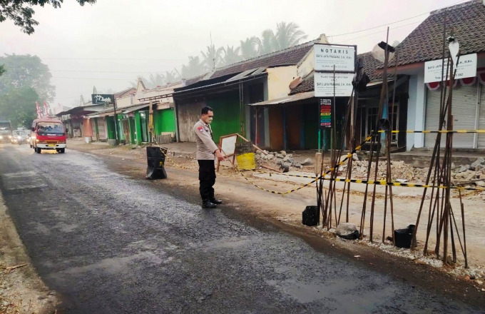 OLAH TKP: Anggota Polsek Balung mendatangi lokasi kecelakaan di area proyek perbaikan saluran air di jalan provinsi Kecamatan Balung, Rabu (3/8).