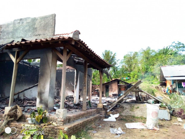 BERBAHAYA: Kondisi rumah yang disebut-sebut milik perampok dirusak dan dibakar. Informasinya, hal itu terjadi di Desa Mulyorejo, Kecamatan Silo, Jember.