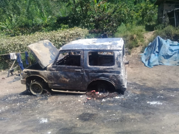 HANGUS: Kondisi mobil Katana yang dibakar oleh massa tak dikenal. Tragedi ini terjadi di Desa Mulyorejo, Kecamatan Silo, Jember.