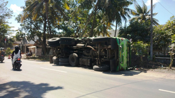 ROBOH: Kondisi truk pengangkut tanah uruk yang mengalami kecelakaan di jalan raya Jember-Puger, Dusun Kapuran, Desa Grenden, Kecamatan Puger.