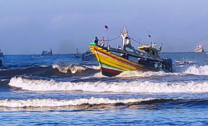 JALUR RAWAN: Perahu nelayan ketika akan melintas di jalur Plawangan, Pantai Pancer, Puger. Jalur keluar masuk perahu nelayan ini terkenal cukup berbahaya.