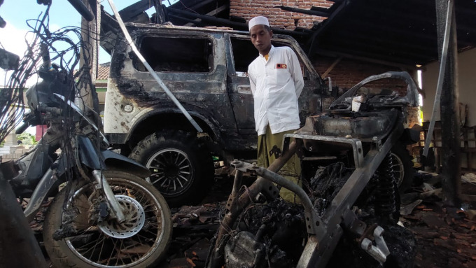 TINGGAL RANGKA: Mobil dan motor milik Ustadz M Kosim yang dibakar oleh orang tak dikenal. Hingga kini, situasi di Desa Mulyorejo, Kecamatan Silo, Jember, masih mencekam setelah terjadinya serentetan amuk massa yang terjadi sejak 3 Juli lalu.