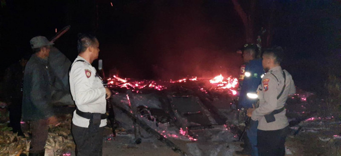 KALI KEDUA: Rumah milik Samsuri yang dibakar di Desa Mulyorejo, Kecamatan Silo, Jember. Padahal baru saja Kapolres, Dandim 0824 dan Wakil Bupati Jember, meninggalkan lokasi.