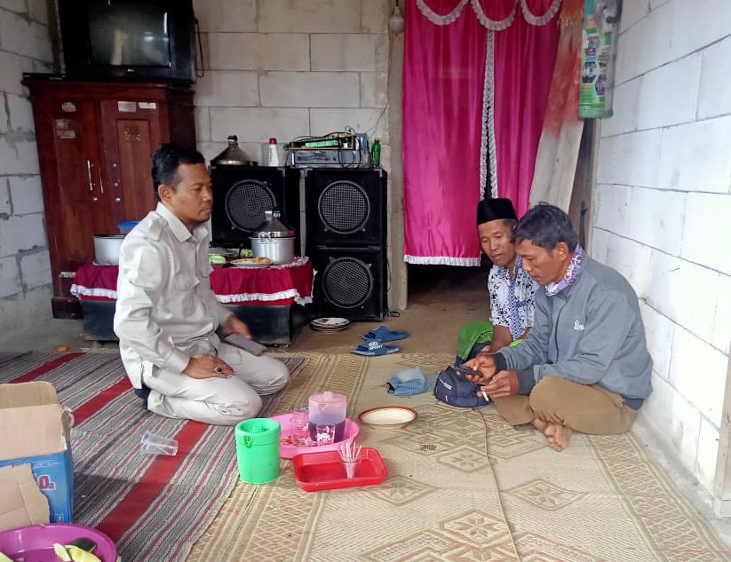MINTA PERLINDUNGAN: Anggota DPRD Jember Tabroni saat meninjau langsung kondisi masyarakat Desa Mulyorejo, Kecamatan Silo, kemarin (4/8).