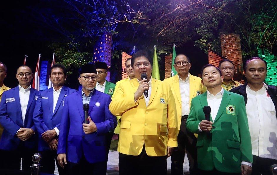KOMPAK: Pimpinan partai anggota KIB. Ketua Umum DPP Partai Golkar Airlangga Hartarto (tengah), Ketua Umum DPP PAN Zulkifli Hasan (kiri) dan Ketua Umum DPP PPP Suharso Monoarfa (kanan).