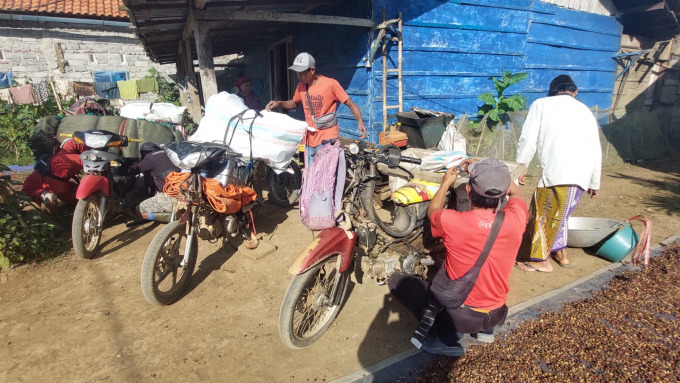 AMANKAN BARANG: Warga Dusun Baban Timur, Desa Mulyorejo, Kecamatan Silo, Jember, mengemasi barang dan perabotan rumah untuk dibawa ke tempat aman. Warga waswas jika terjadi aksi pembakaran susulan di kampungnya.