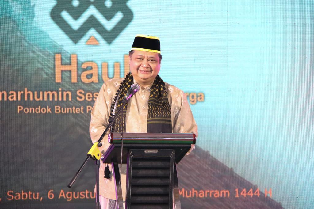 MOHON DOA: Menko Bidang Perekonomian Airlangga Hartarto menyampaikan pidato saat menghadiri Haul Al Marhumin, Sesepuh, dan Warga Pondok Buntet Pesantren di Cirebon, Sabtu (6/8).