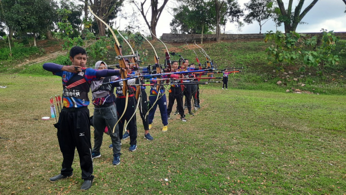FOKUS BERLATIH: Atlet panahan Jember sedang melakoni sesi latihan rutin untuk memperdalam teknik di Lapangan Brigif Raider 9 Kostrad.