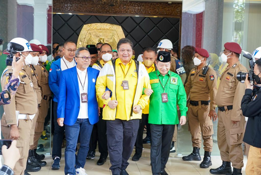 KOMPAK: Partai Koalisi Indonesia Bersatu (KIB) resmi mendaftarkan diri ke KPU, Rabu (10/8). Dipimpin langsung OLEH masing-masing ketua umum, Airlangga Hartarto (Golkar), Zulkifli Hasan (PAN), dan Suharso Monoarfa (PPP).