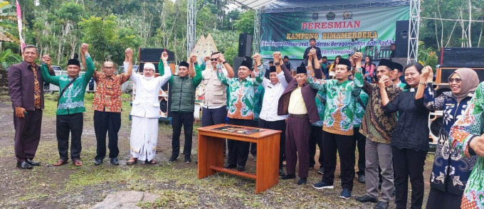 LAUNCHING: Kepala Kepala KUA Pronojiwo Ali Iskandar saat melaunching kampung bimbingan masyarakat moderasi beragama anti radikalisme (Bimamerdeka) di Wisata Embong Jolali Desa Sidomulyo, Kecamatan Pronojiwo, hari ini.
