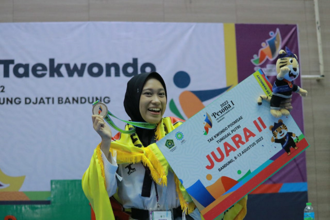 BERPRESTASI: Amaliya Islami Nurlaili, mahasiswa UIN KHAS Jember peraih medali perak pada cabor taekwondo.
