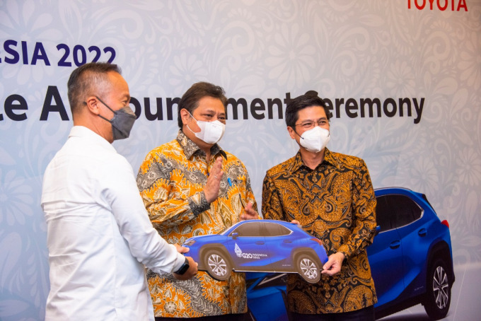 EKONOMI TUMBUH: Menko Airlangga dalam kegiatan penyerahan simbolis mobil listrik Toyota sebagai kendaraan resmi delegasi G20 pada KTT G20 Indonesia 2022 di Lobby Gedung Ali Wardhana Kemenko Perekonomian, Jakarta, Rabu (10/08).