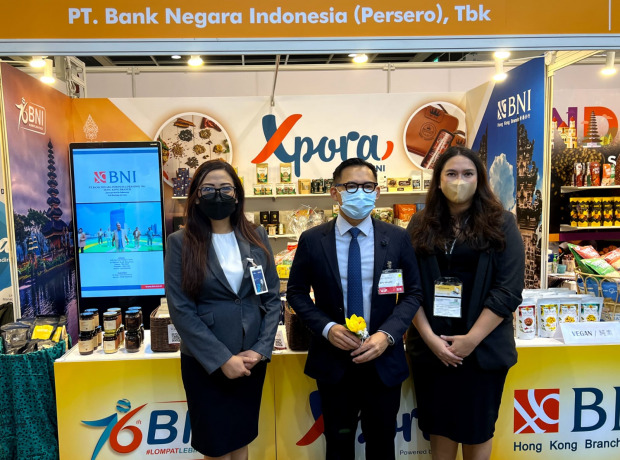 LEBARKAN SAYAP:  Dari kiri ke kanan, GM BNI Hongkong Endah Tjahyani, Konsul Jenderal RI di Hongkong Ricky Suhendar, dan Head of FI BNI Hongkong Icha Purliasih dalam Food Expo Hongkong 2022, Kamis (11/8).