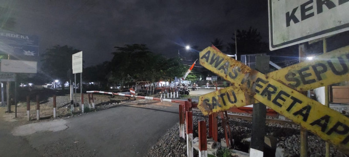 LOKASI KEJADIAN: Di palang pintu perlintasan kereta api Jalan PB Soedirman, Kelurahan/Kecamatan Patrang, inilah dua korban tertabrak kereta api. Keduanya meninggal setelah sempat mendapat perawatan di RSD dr Soebandi Jember.