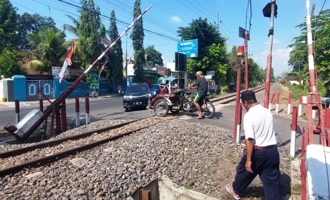 PERLINTASAN MAUT: Pintu perlintasan kereta api di Jalan Mangga, Patrang, Jember. Di lokasi inilah seorang ibu dan anaknya tersambar kereta api. Keduanya meninggal setelah sempat mendapat perawatan medis.