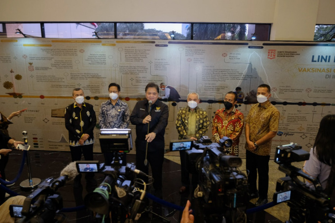 EDUKATIF: Menko Bidang Perekonomian Airlangga Hartarto dalam acara Peluncuran Buku Laporan Vaksinasi Covid-19 dan Diskusi Panel Evaluasi, Tantangan, dan Capaian Vaksinasi Covid-19 di Kantor Kemenko Perekonomian, Kamis (11/08).