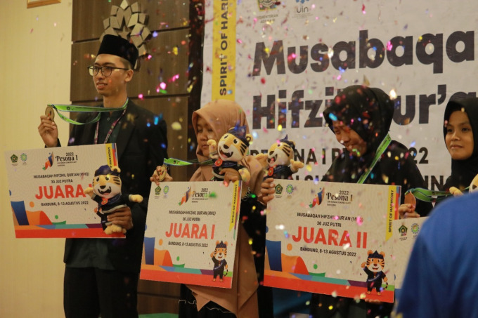 MEMBANGGAKAN: Mahasiswa UIN KHAS Jember peraih medali emas MHQ 30 juz pada ajang Pesona I 2022 di UIN Sunan Gunung Djati Bandung, kemarin.