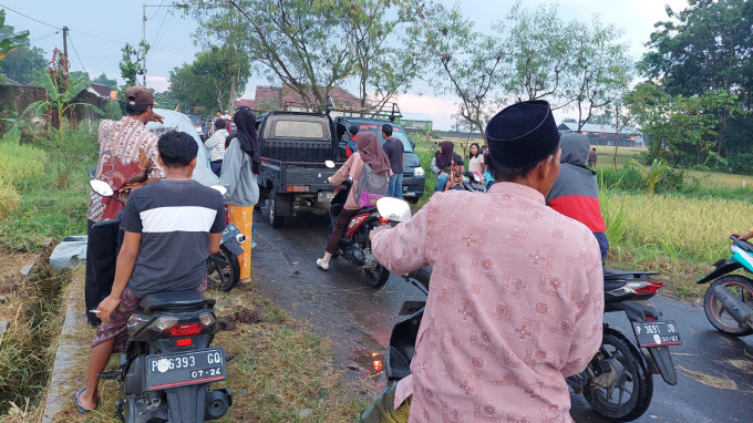 RAMAI: Warga memadati lokasi korban tersambar petir di areal persawahan Dusun Bringinsari, Desa Jatimulyo, Kecamatan Jenggawah, Jember, Jumat (12/8) sore.