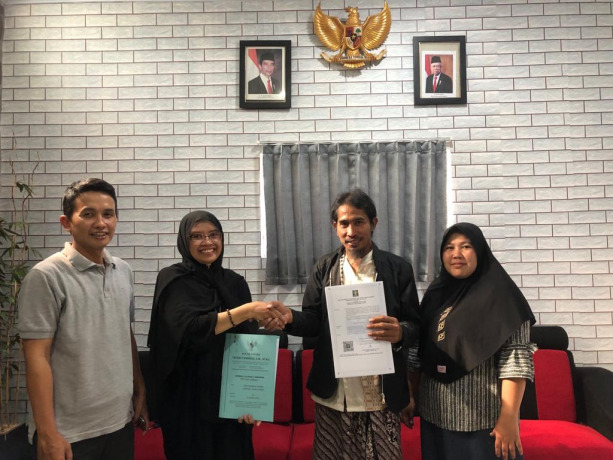 LEGAL: Pembina Yayasan Kampoeng Batara, Dr Ratna Wijayanti Daniar Paramita SE MM, menyerahkan dokumen legalitas kepada Ketua Yayasan Kampoeng Batara didampingi sekretaris dan bendahara yayasan.