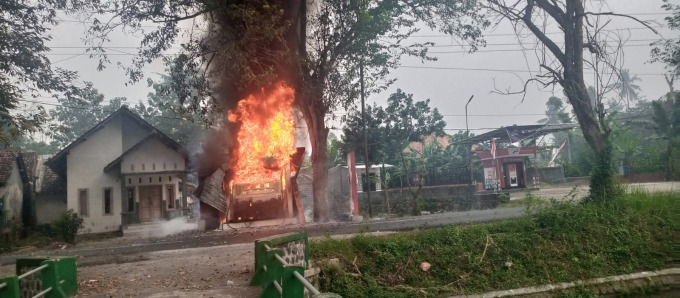 LIDAH API: Kondisi ketika pom mini di Dusun Semboro Kidul, Desa/Kecamatan Semboro terbakar. Api terlihat cukup besar.