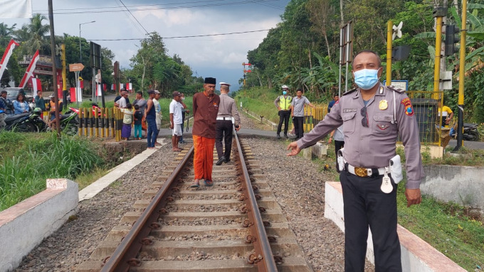 PERLINTASAN MAUT: Polisi melakukan olah TKP di lokasi kecelakaan maut yang menewaskan tiga korban.