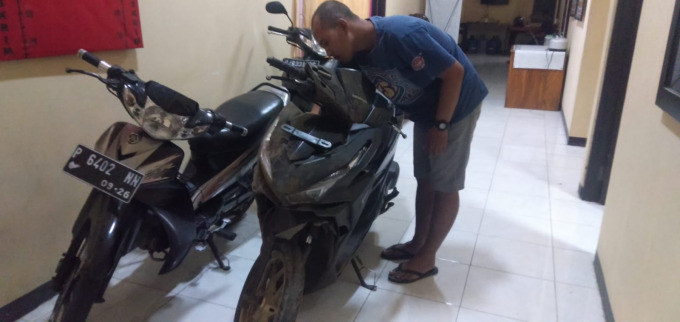 BARANG BUKTI: Motor Honda Vario tanpa pelat nomor milik Samsudin. Dia tertangkap massa setelah gagal membegal korbannya di jalan kawasan Bandara Jember, Sabtu (13/8) malam.