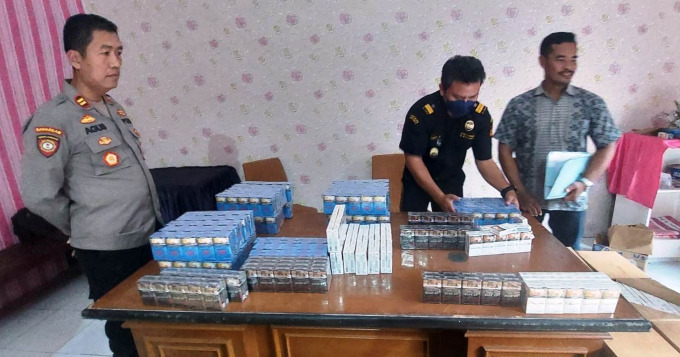 BARANG ILEGAL: Rokok tanpa pita cukai yang diamankan oleh jajaran Polsek Sukorambi, Jember. Total ada 1.028.000 batang rokok ilegal yang disita.