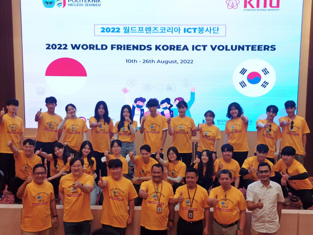 STUDI BUDAYA: Mahasiswa KNU Korea Selatan setibanya di Polije. Acara sambutan dikemas dengan kegiatan 2022 World Friends Korea ICT Volunteers, Senin (15/8).
